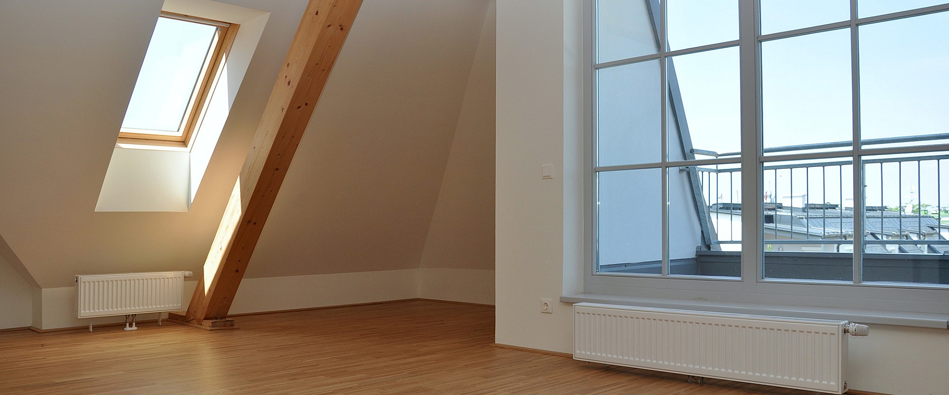 Fertig ausgebauter heller Büroraum mit glatten Wand- und Deckenflächen.