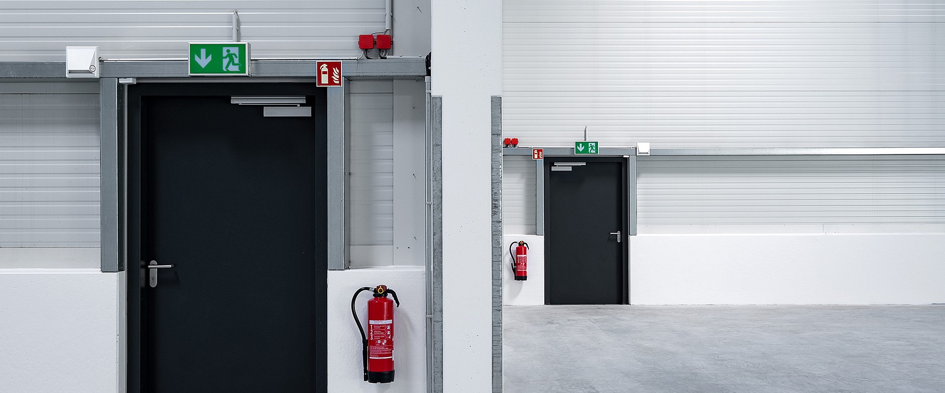 Brandschutzwand im Treppenhaus mit Kennzeichnungsschild.
